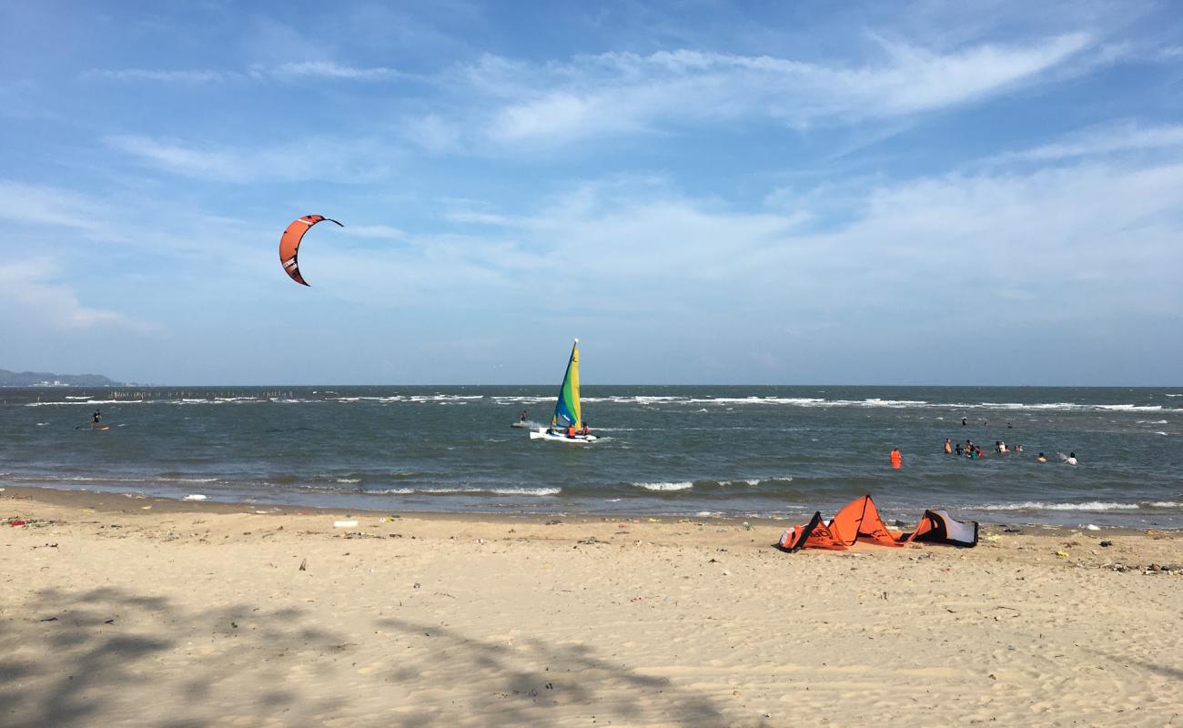 Photo de Doi Nhai Beach avec sable lumineux de surface