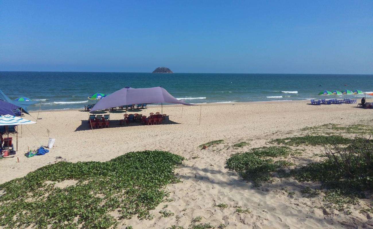 Photo de Binh Tan hilly beach avec sable beige de surface