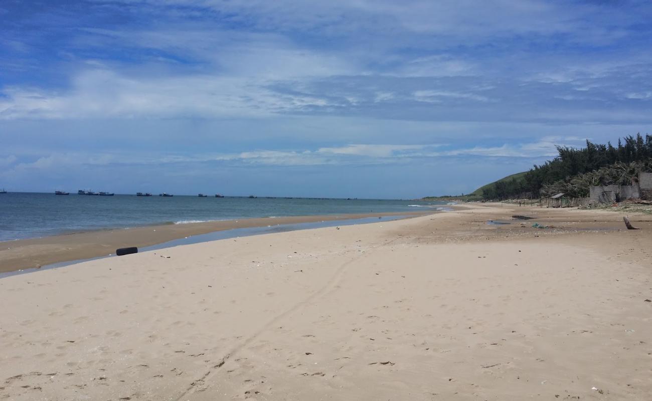 Photo de Long Son Beach avec sable beige de surface