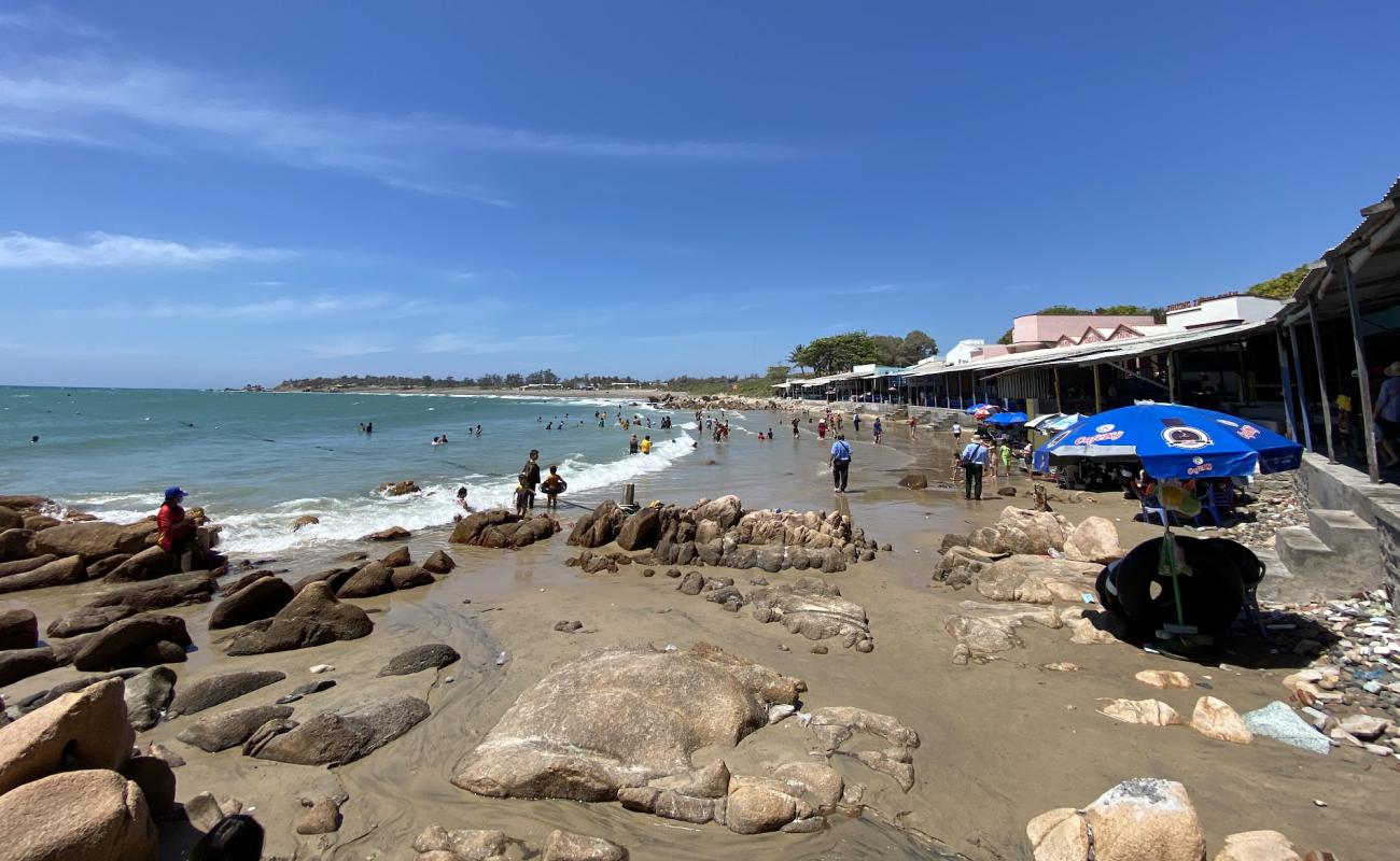 Photo de Beach Co Thach avec sable lumineux de surface