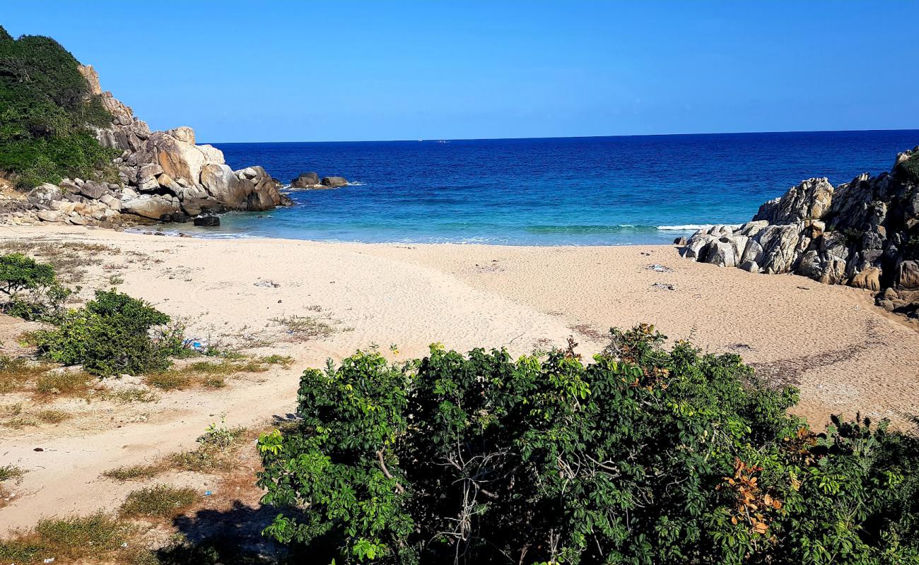 Photo de Hom Beach avec sable lumineux de surface