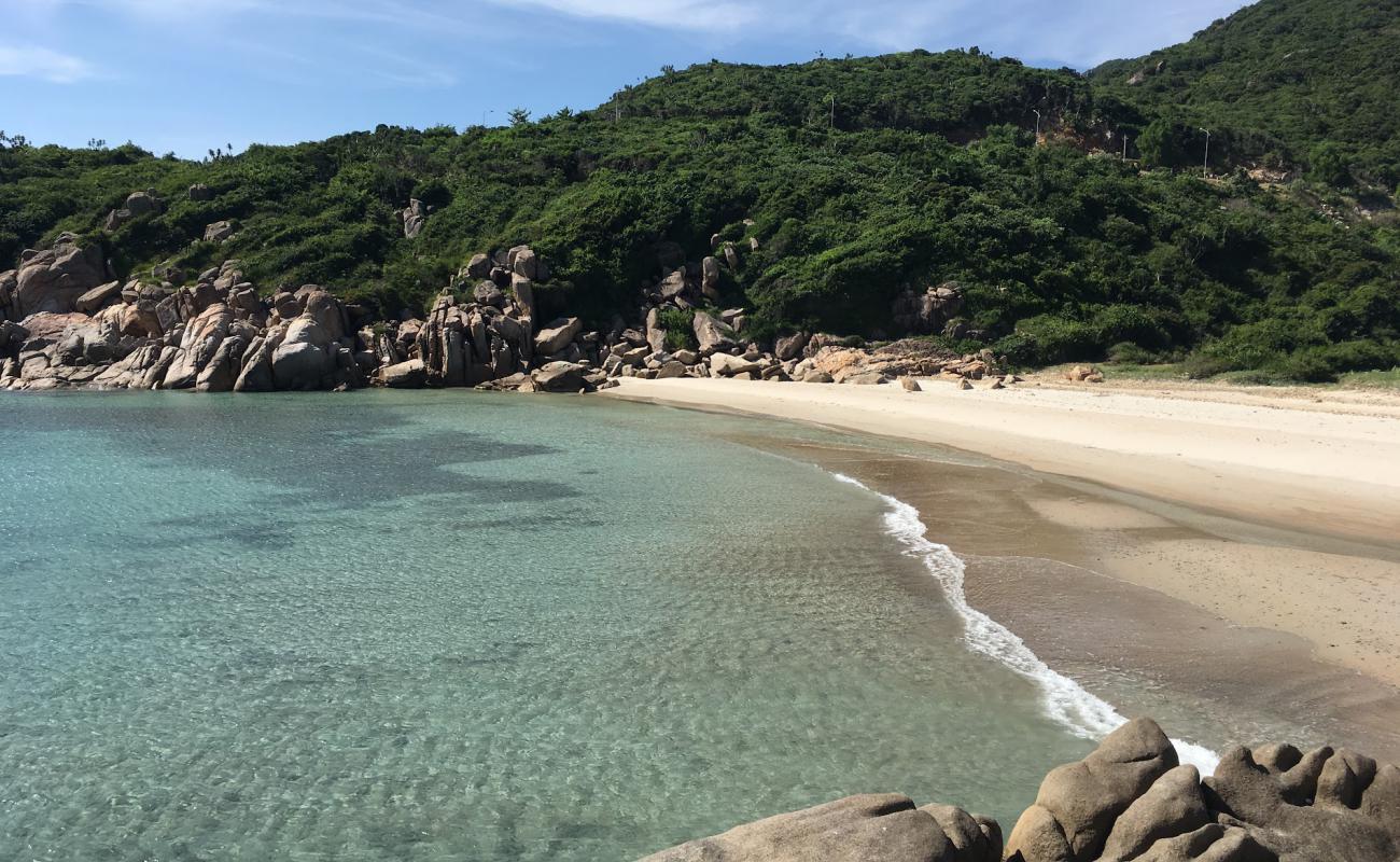 Photo de Nuoc Ngot Beach avec sable lumineux de surface