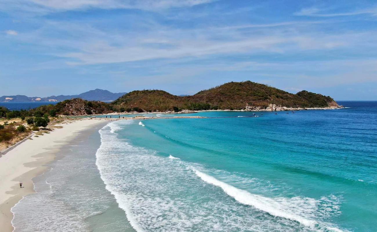 Photo de Binh Tien Beach avec sable fin et lumineux de surface