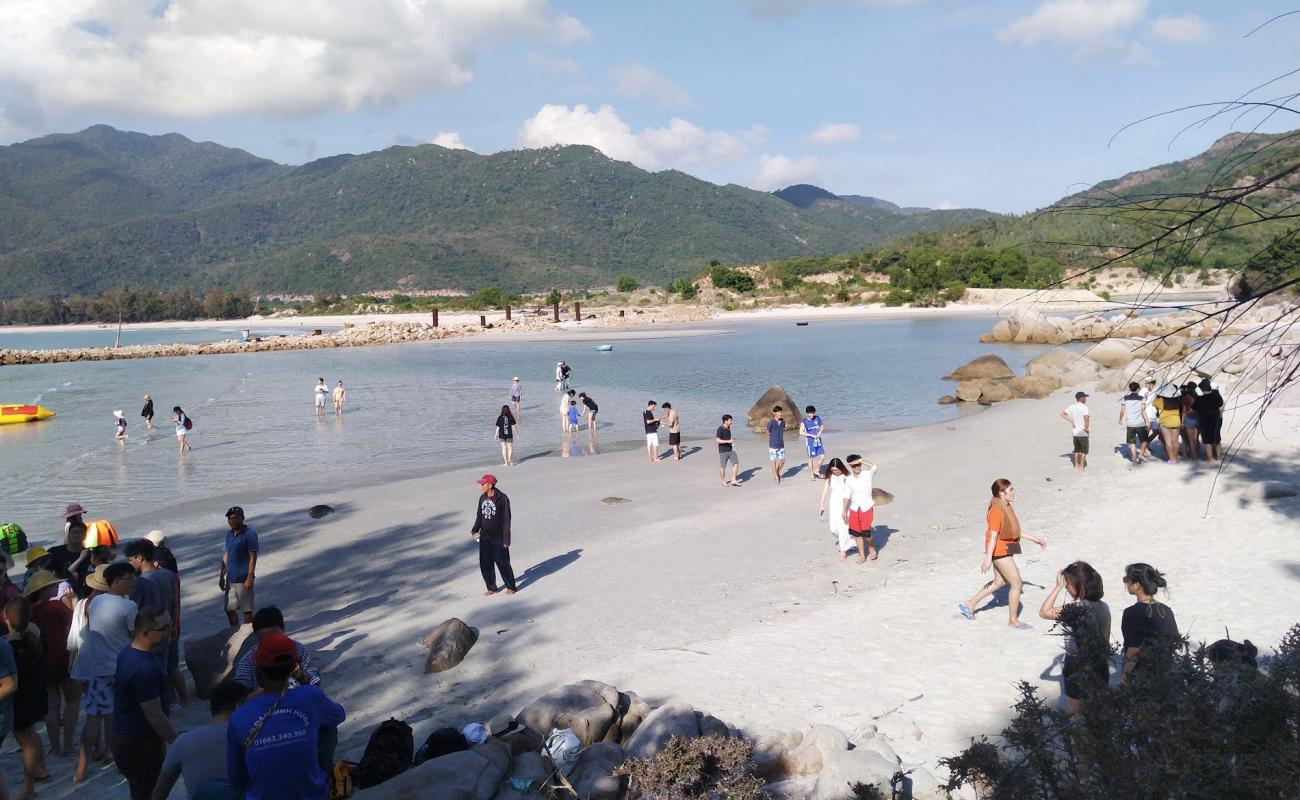 Photo de Ba Bong Beach avec sable fin et lumineux de surface