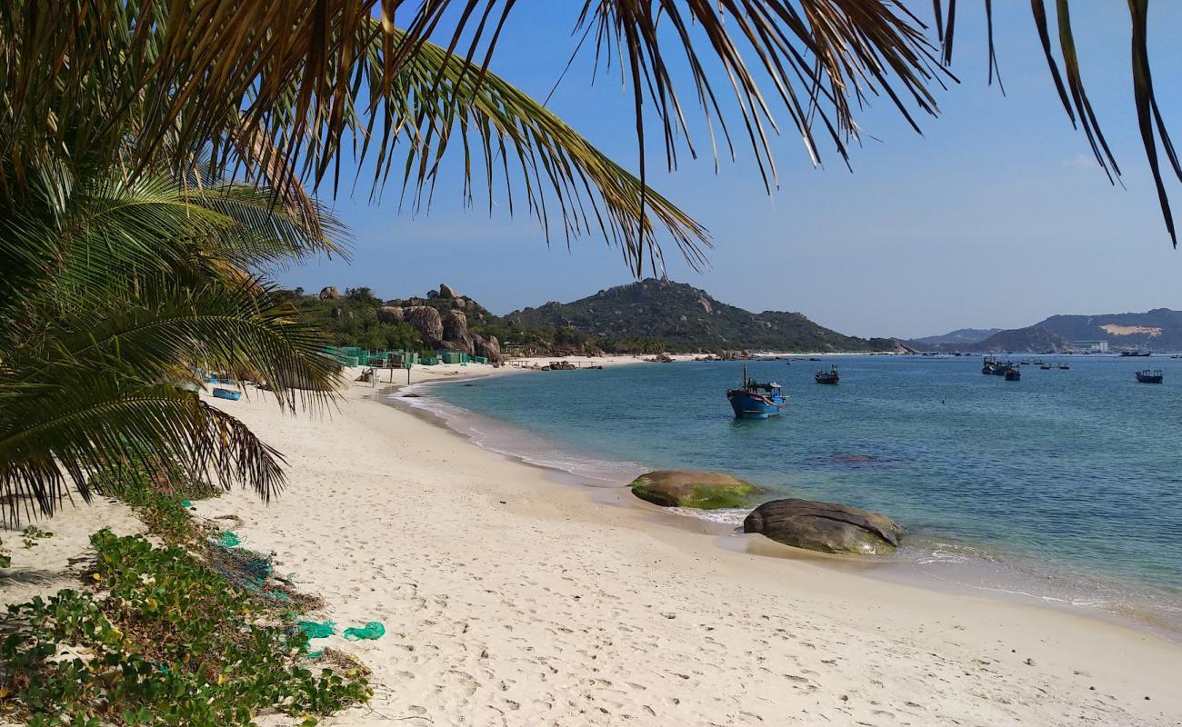 Photo de Dua Beach avec sable beige fin de surface