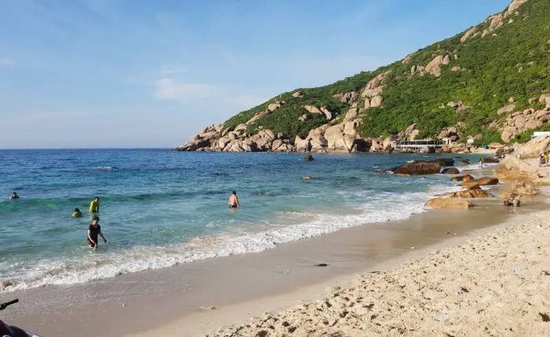 Photo de Cam Beach avec sable beige fin de surface