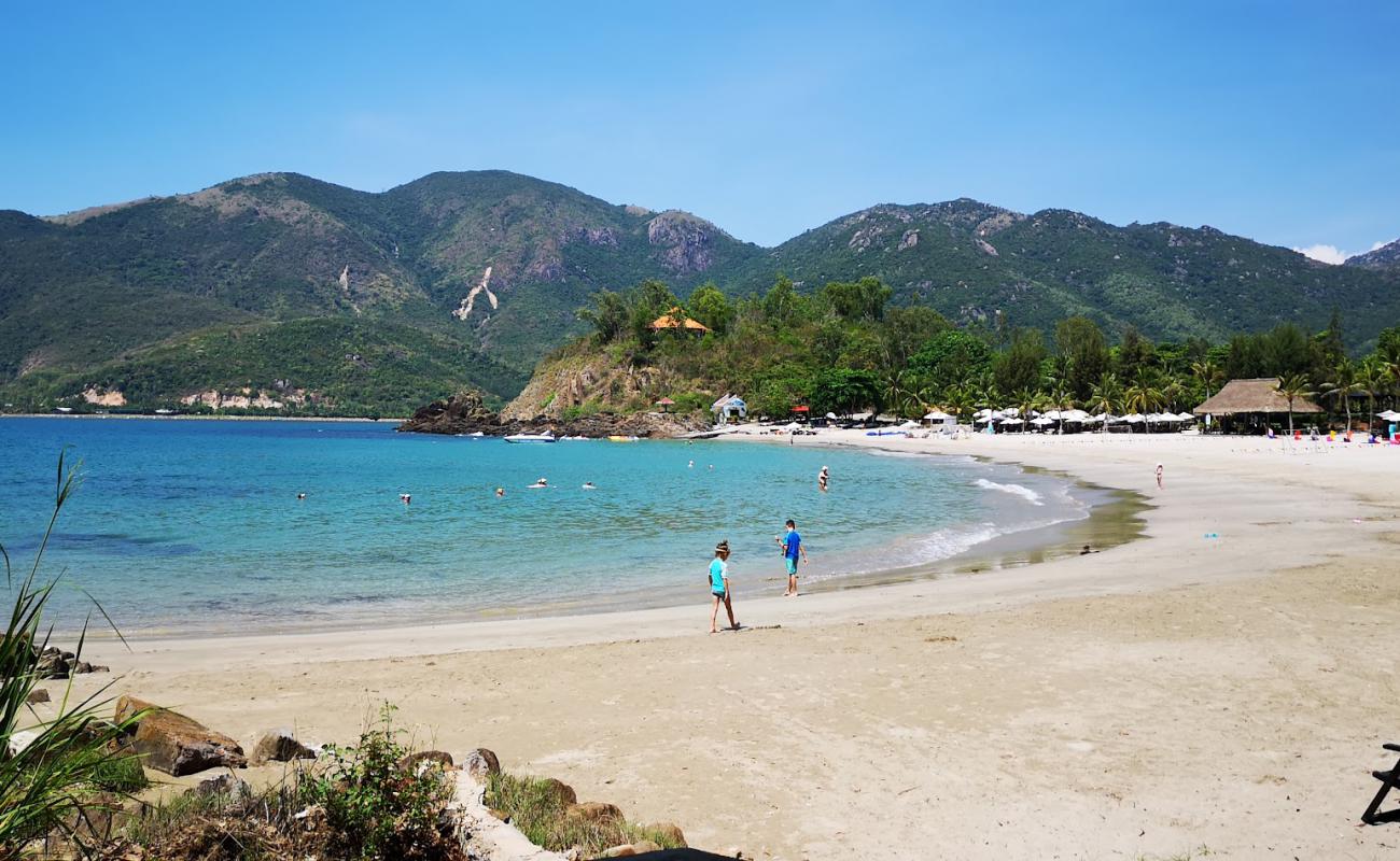 Photo de Nhu Tien Beach avec sable fin et lumineux de surface