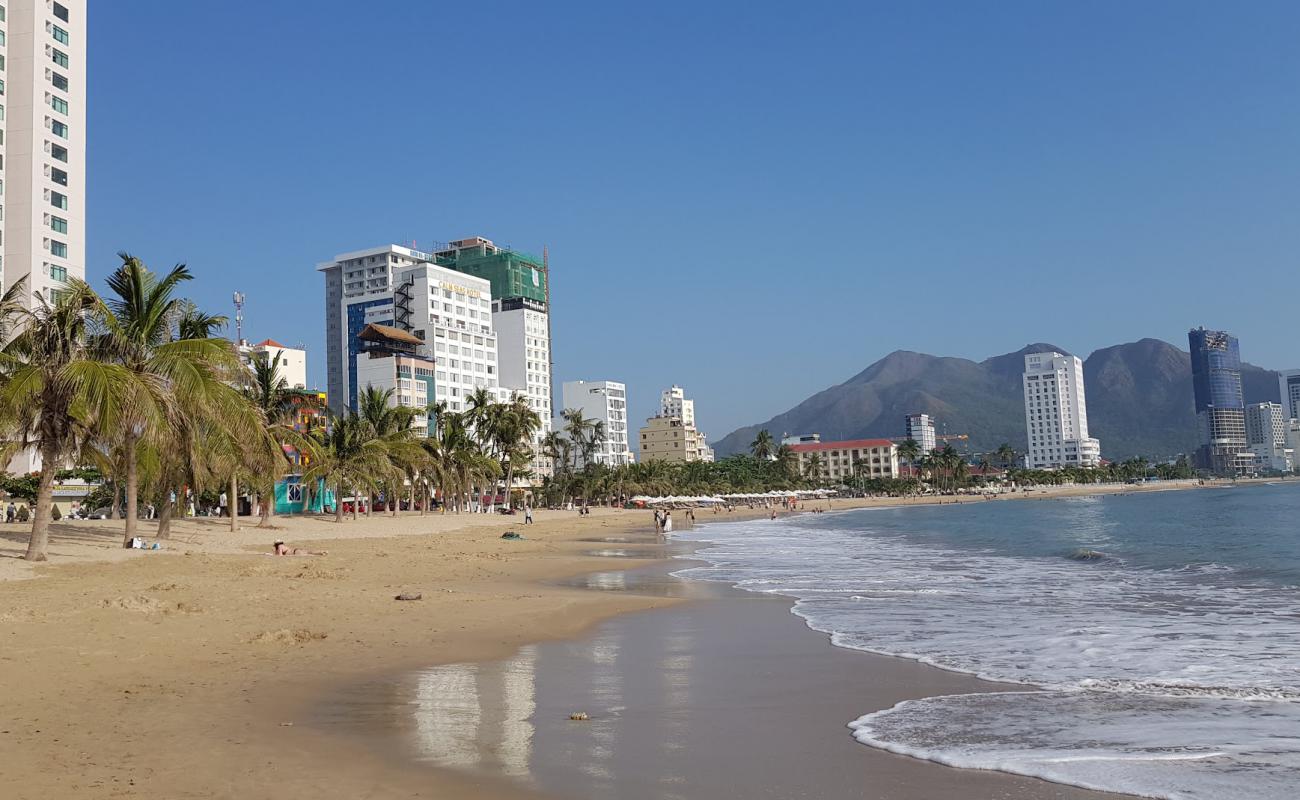 Photo de Plage de Hon Chong avec sable beige fin de surface