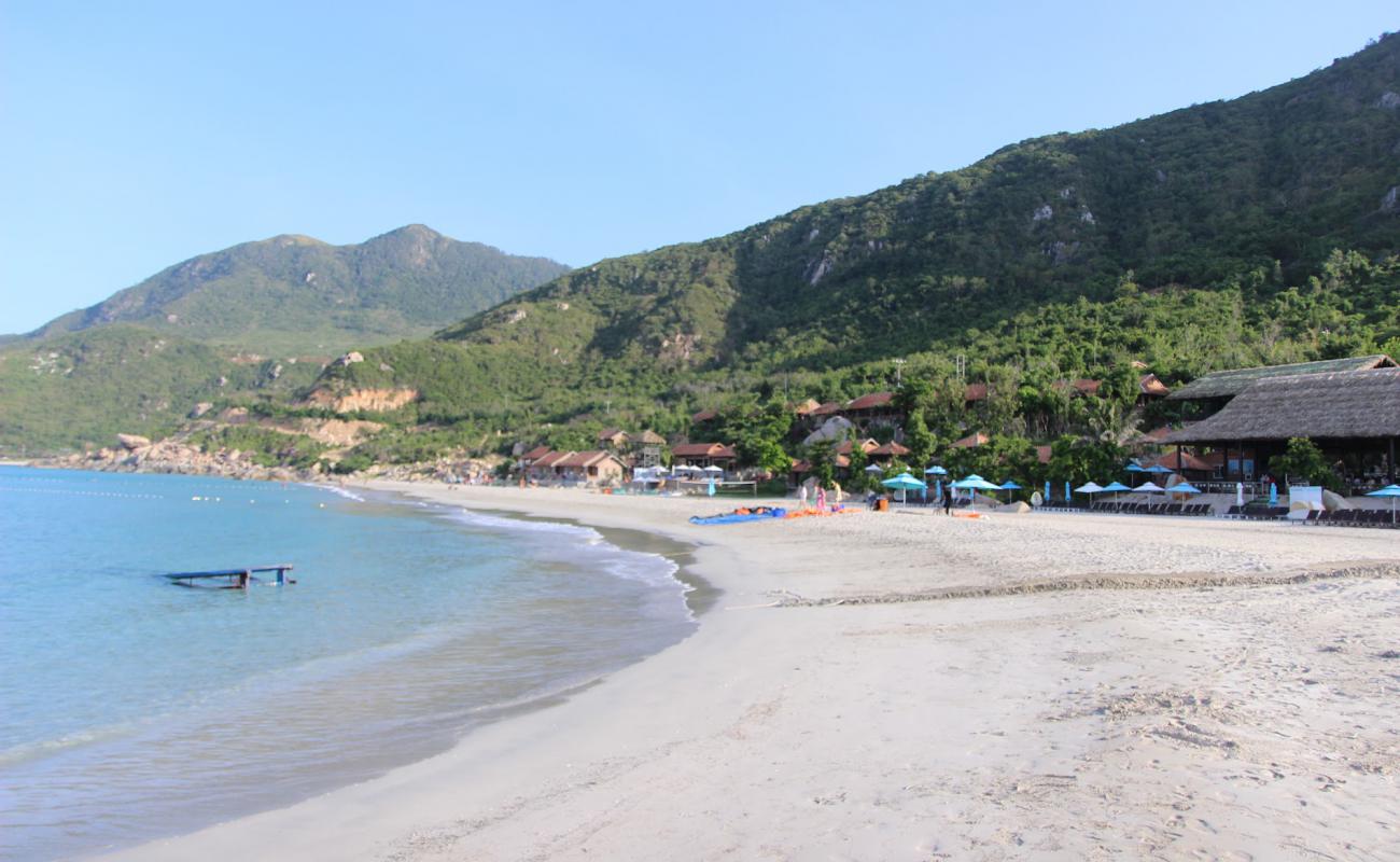 Photo de Ninh Hoa Beach avec sable lumineux de surface