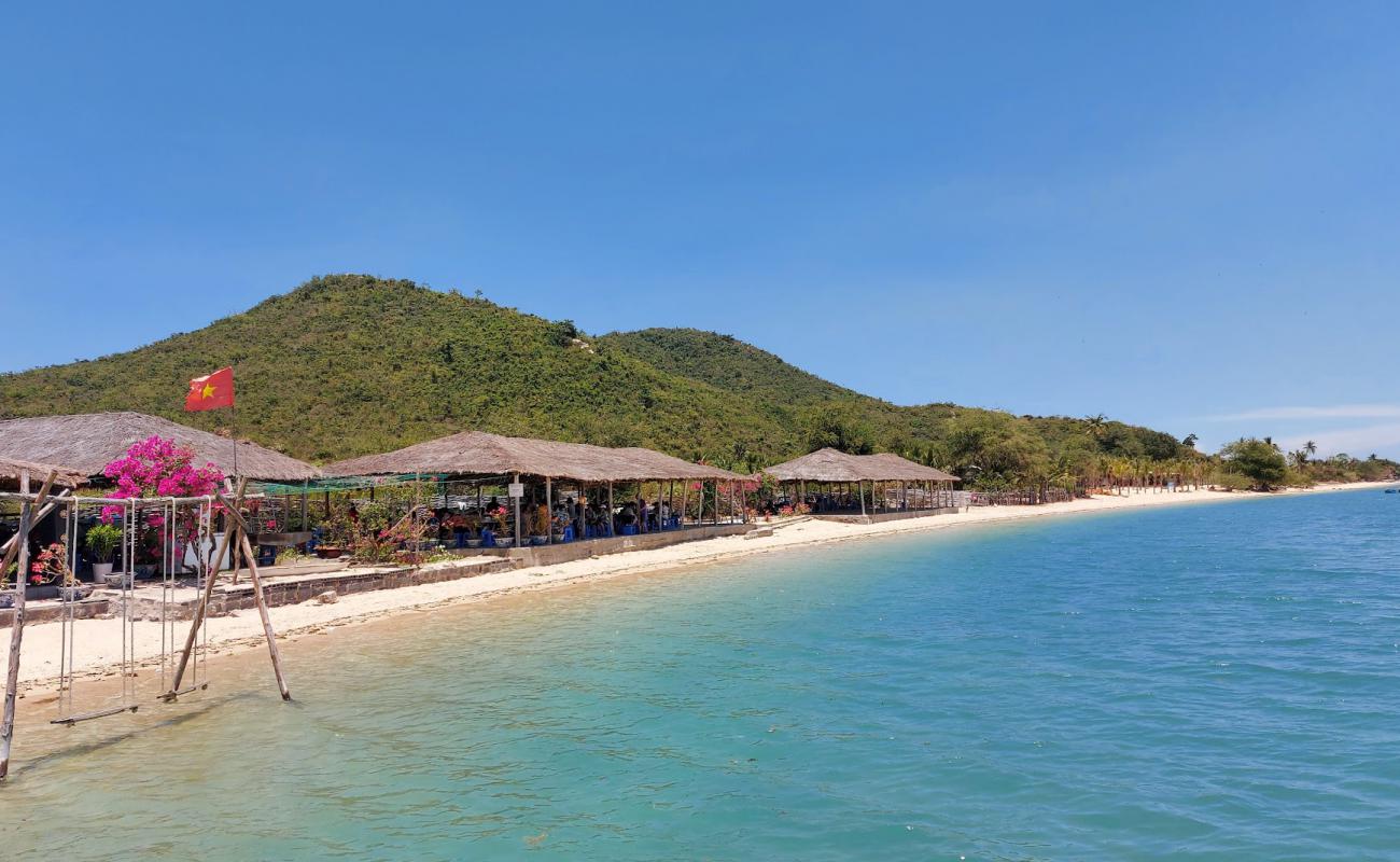 Photo de Dao Diep Son Island Beach avec sable lumineux de surface