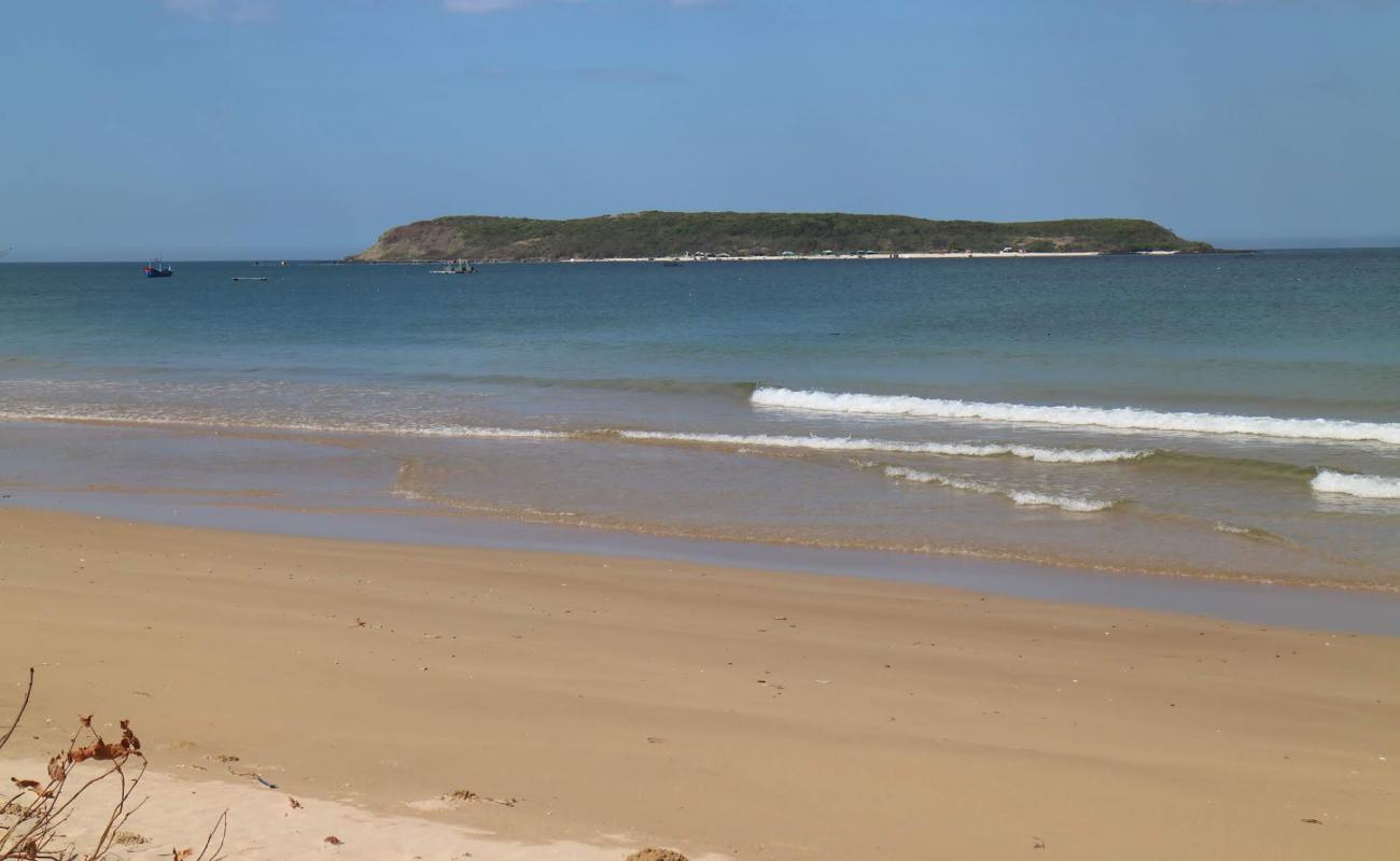 Photo de Hon Chua Beach avec sable brillant et rochers de surface