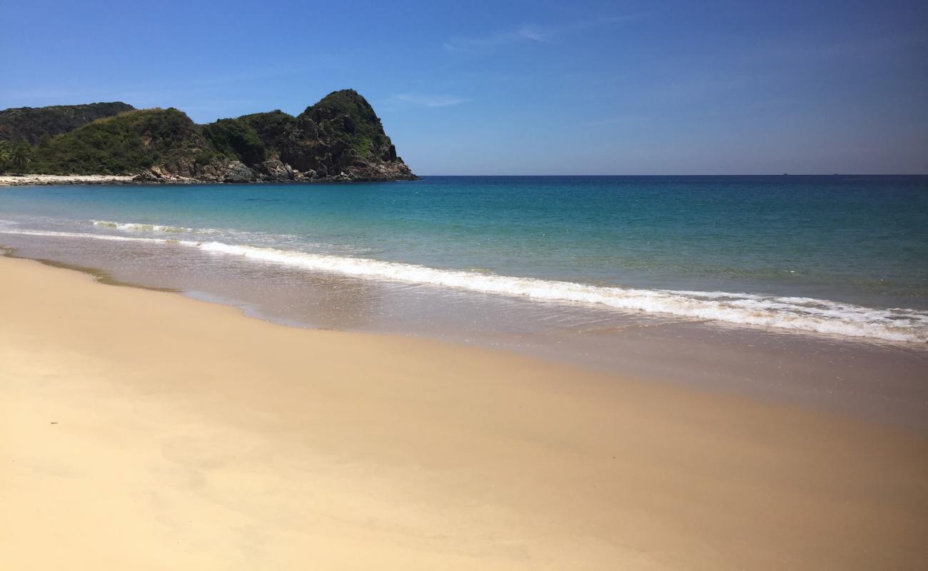 Photo de Om Beach avec sable beige fin de surface