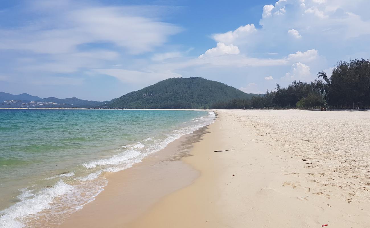 Photo de Tu Nham Beach avec sable fin et lumineux de surface