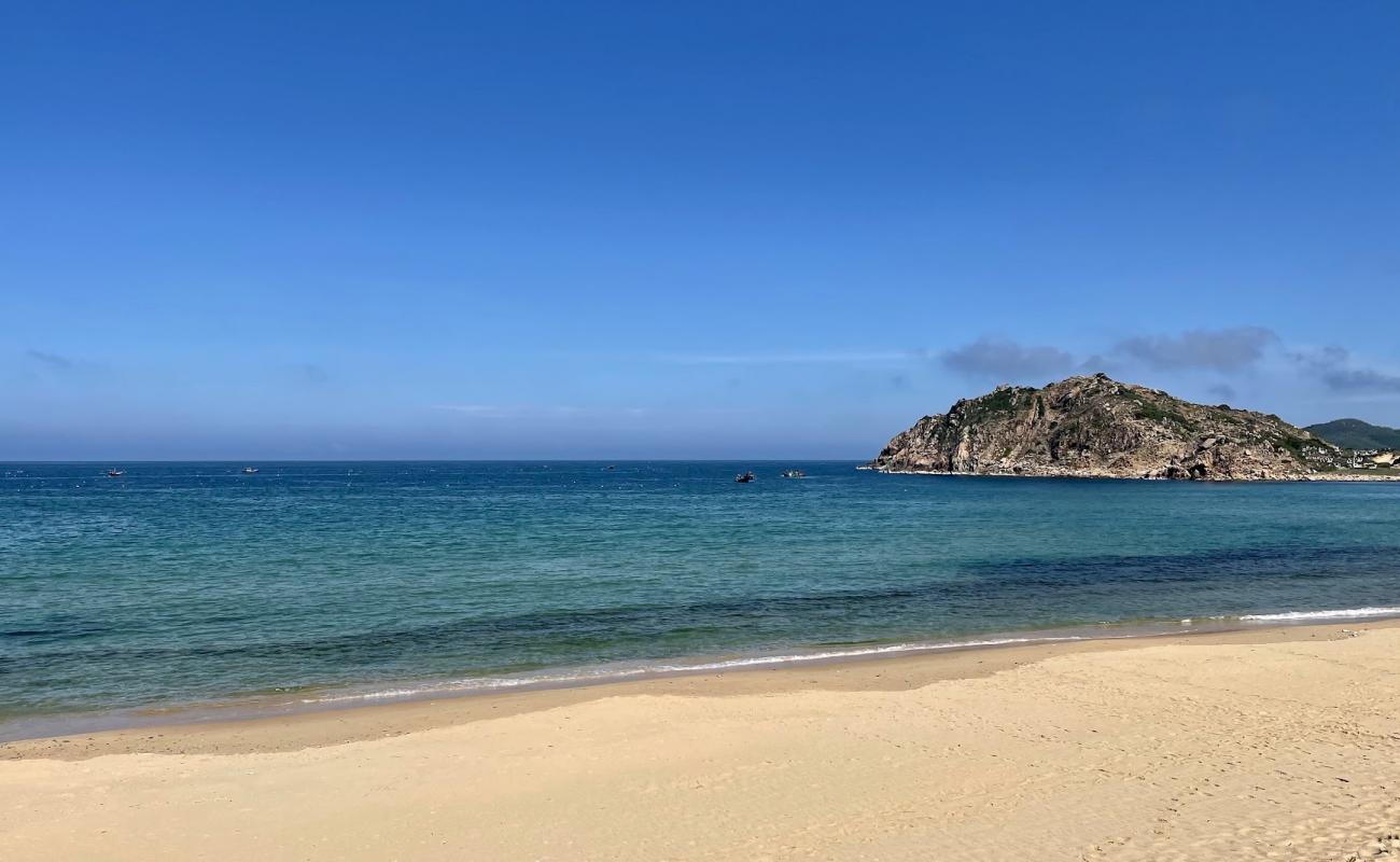 Photo de Hoa Thanh Beach avec sable beige de surface