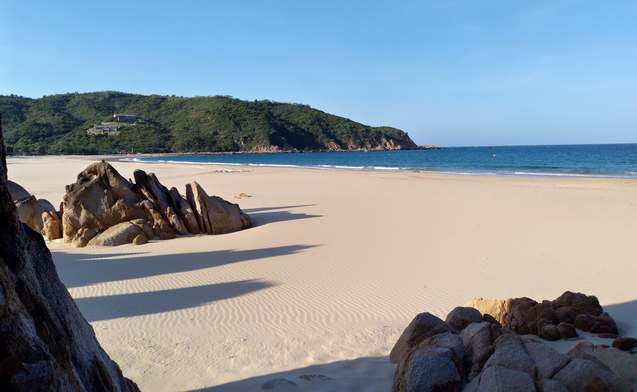 Photo de Tram Beach avec sable beige fin de surface
