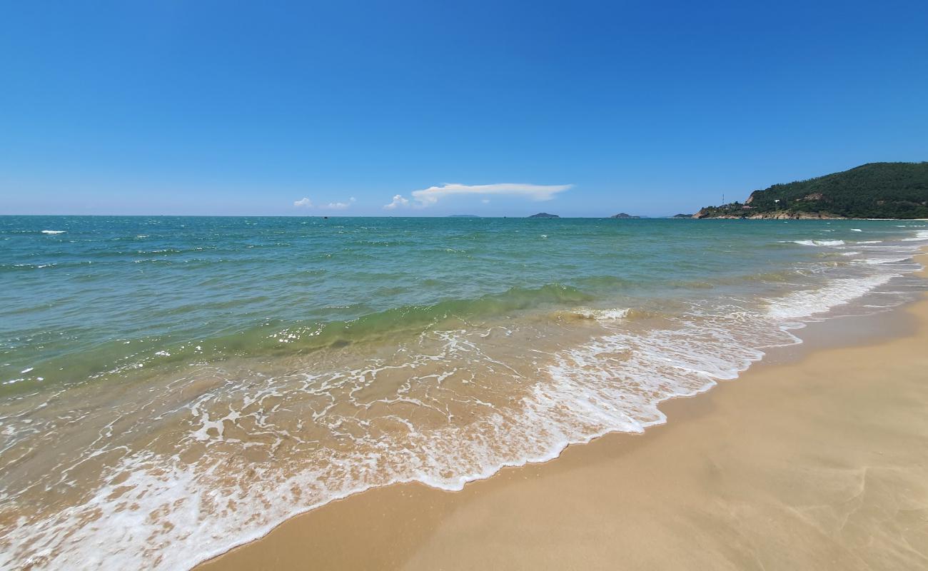 Photo de Quy Hoa Beach avec sable lumineux de surface