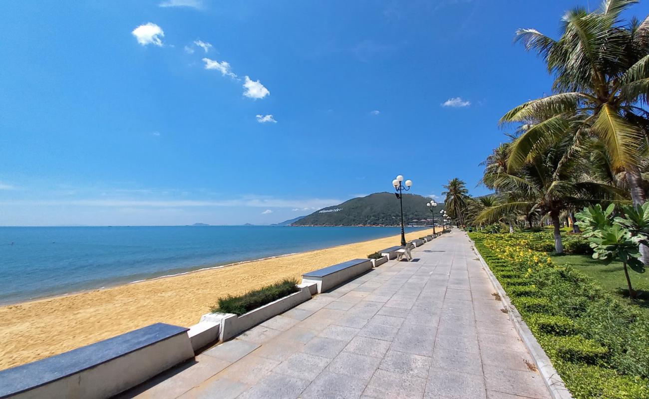 Photo de Quy Nhon Beach avec sable lumineux de surface