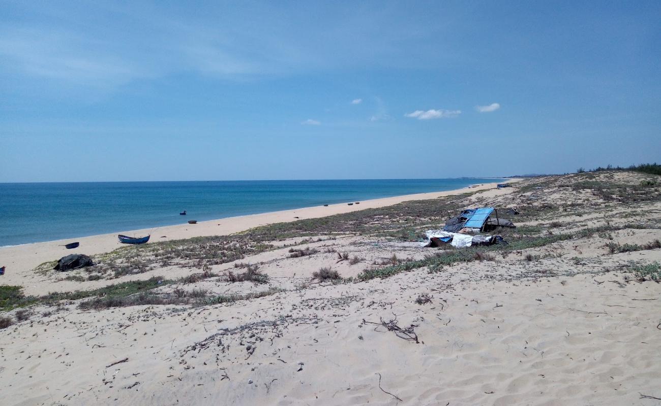 Photo de Phu Hoa Beach avec sable beige de surface