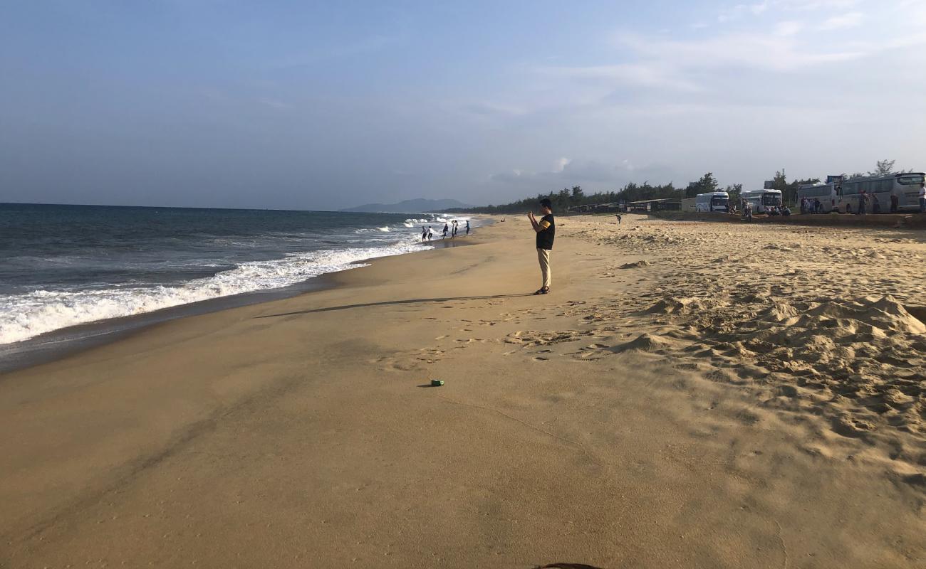 Photo de Tam Quan Bac Beach avec sable beige de surface