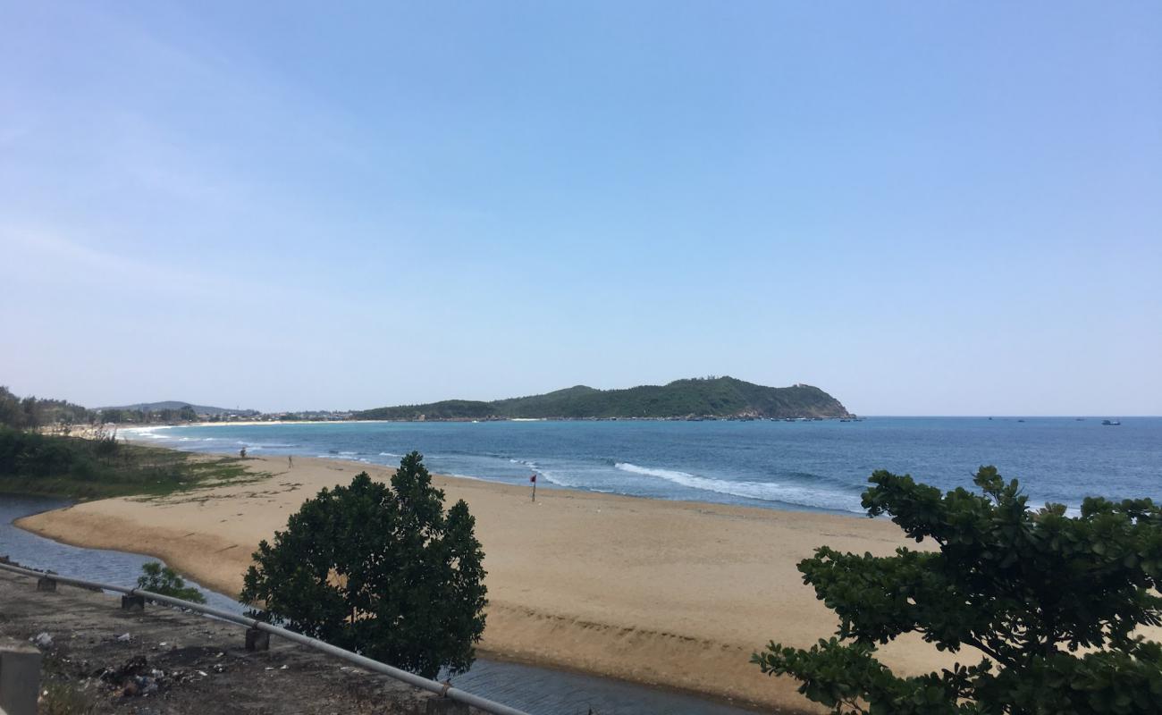 Photo de Sa Huynh Beach II avec sable beige de surface