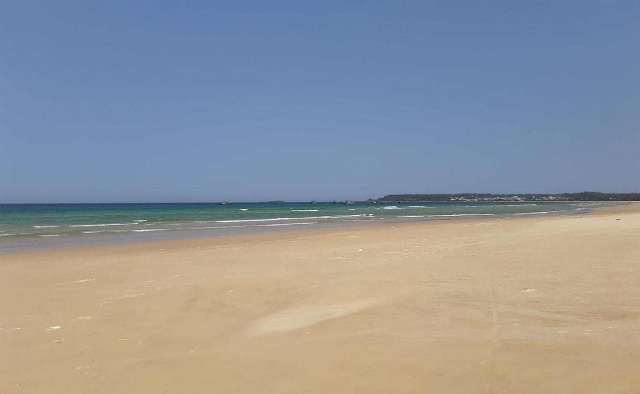 Photo de Chau Tan Beach avec sable beige fin de surface