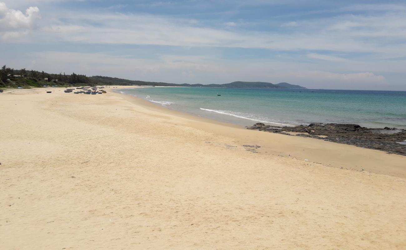 Photo de Tri Beach avec sable beige de surface