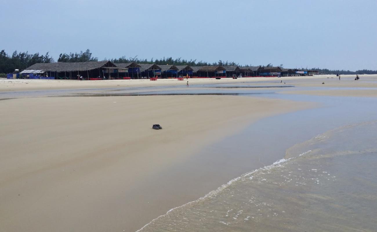 Photo de Khe Hai Beach avec sable lumineux de surface