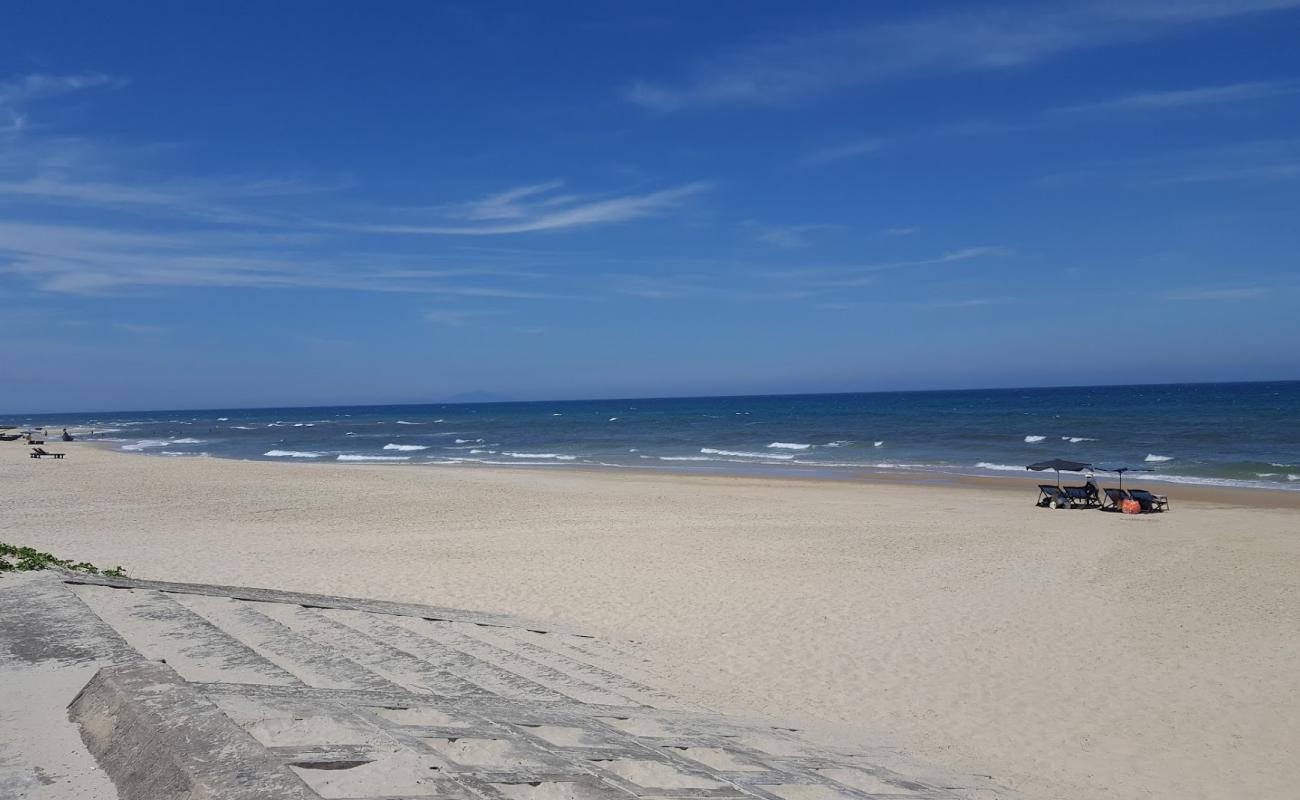 Photo de Binh Minh Beach avec sable beige fin de surface