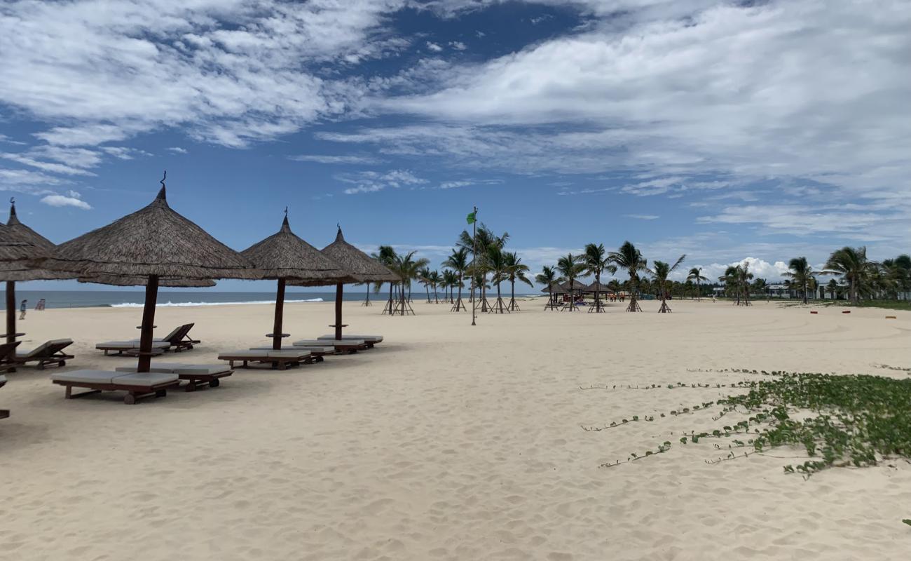 Photo de Thang Binh Beach avec sable fin et lumineux de surface