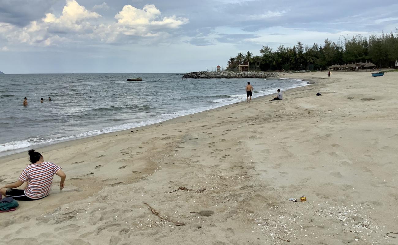 Photo de Cua Dai Beach avec sable fin et lumineux de surface