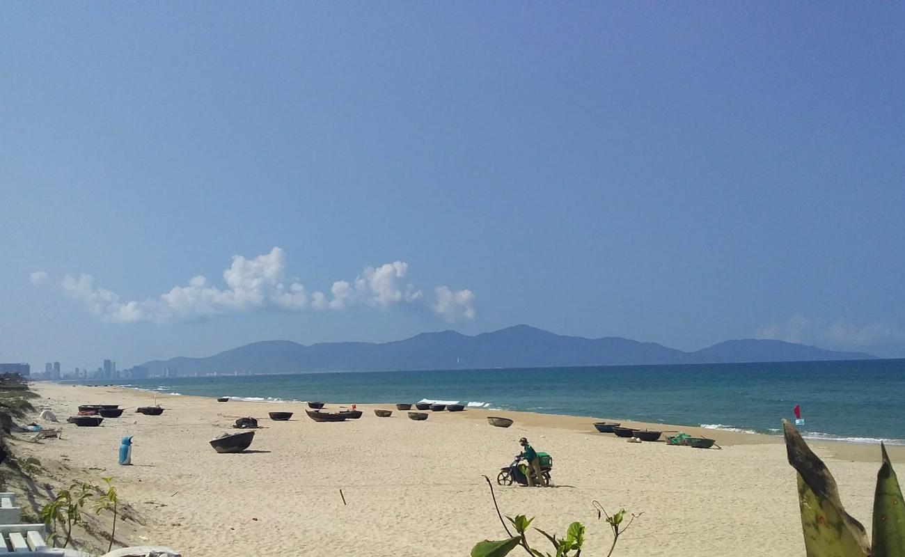 Photo de Tan Tra Beach avec sable fin et lumineux de surface