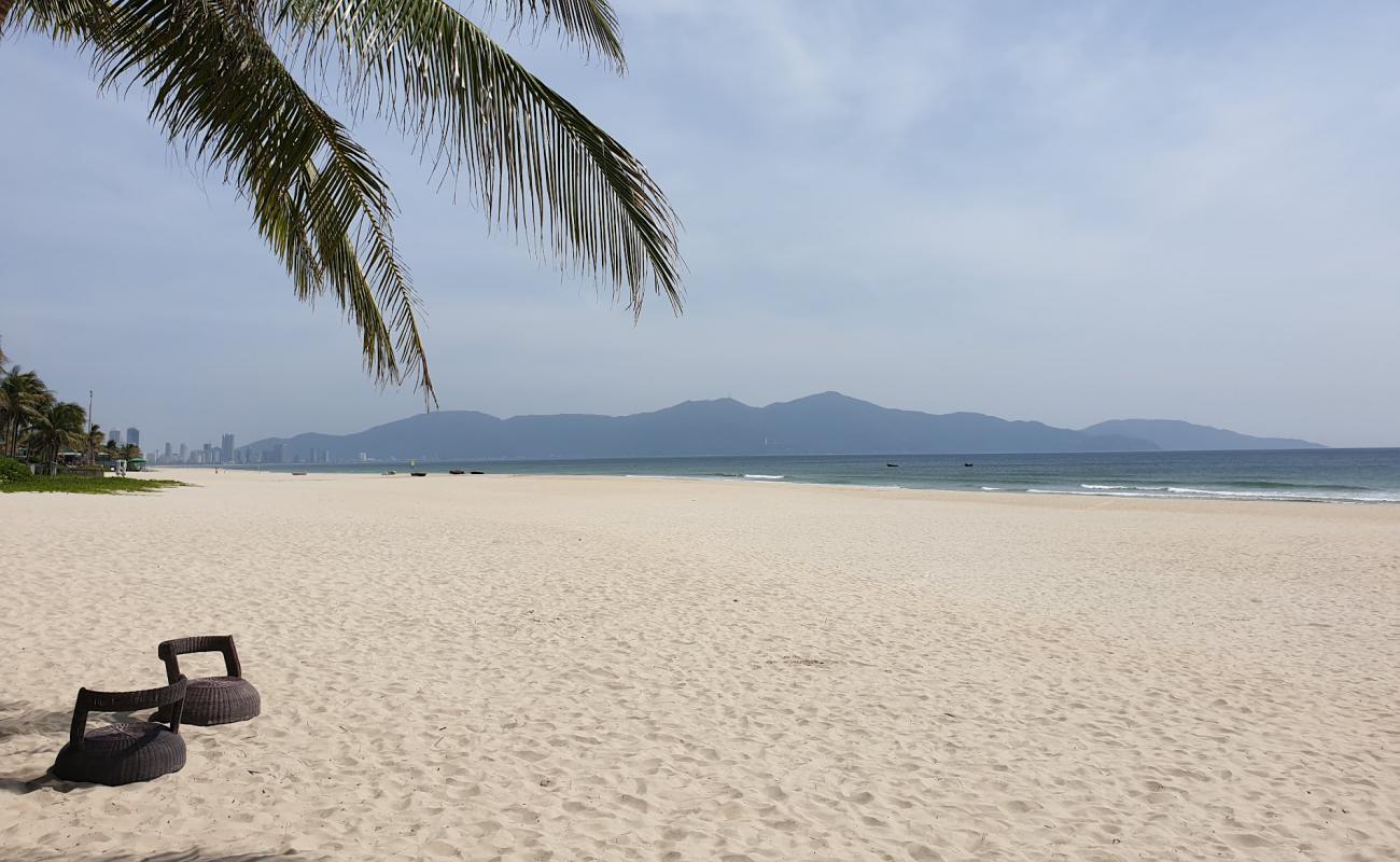 Photo de Son Thuy Beach avec sable lumineux de surface