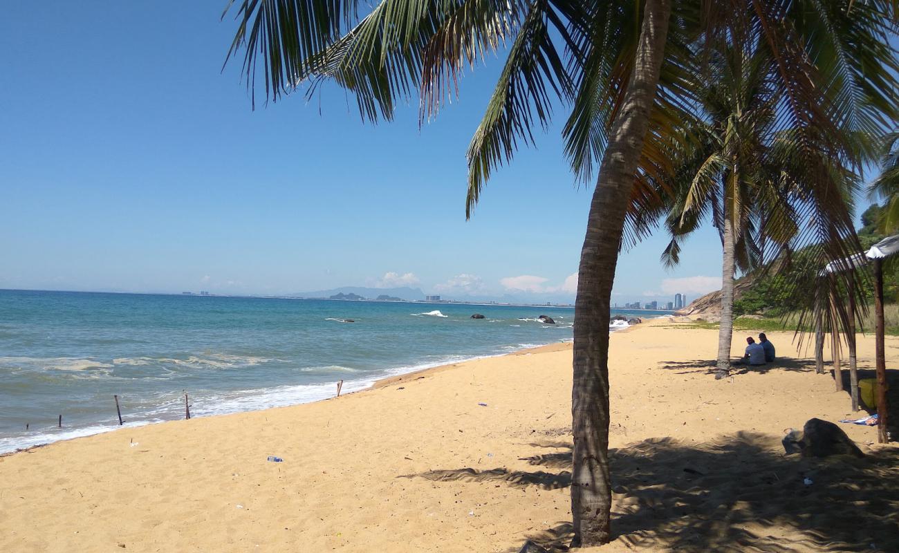 Photo de Rang Son Tra Beach avec sable lumineux de surface