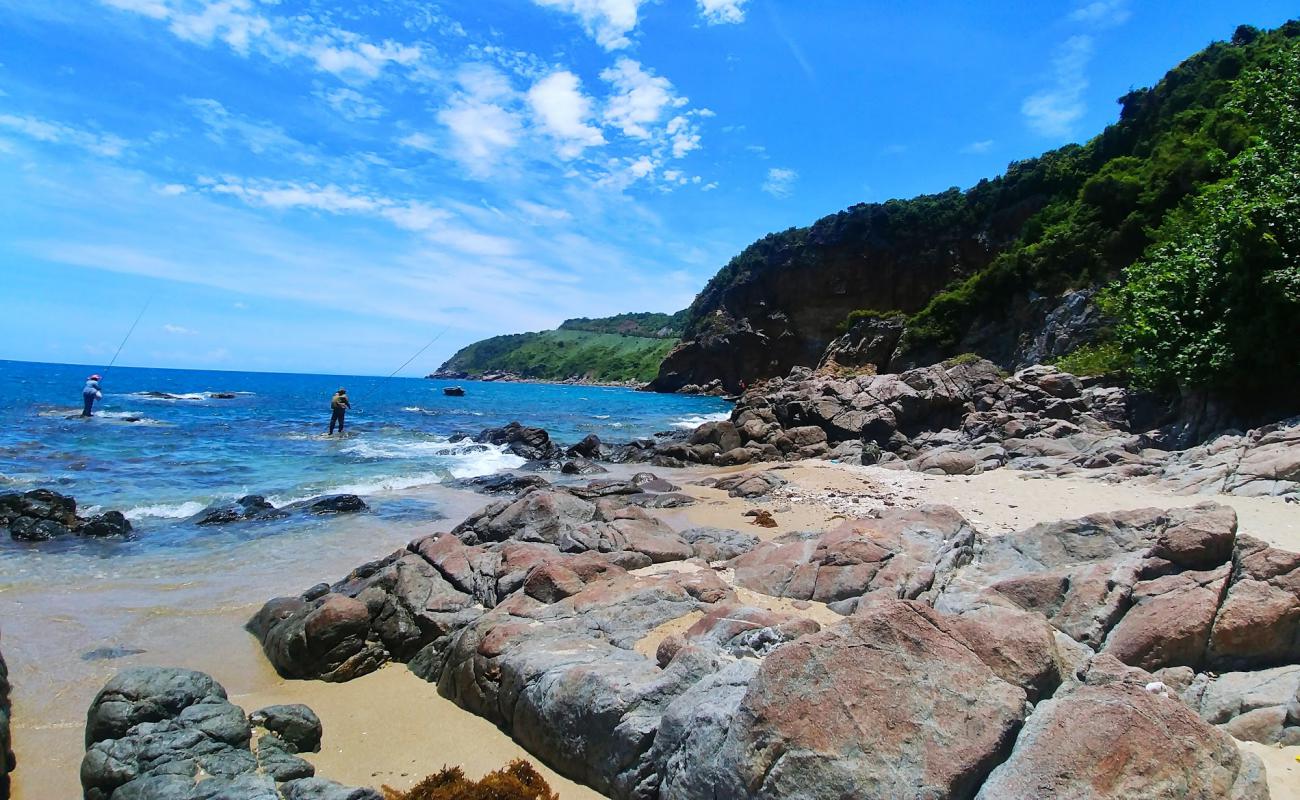 Photo de Ghenh Bang Beach avec roches de surface