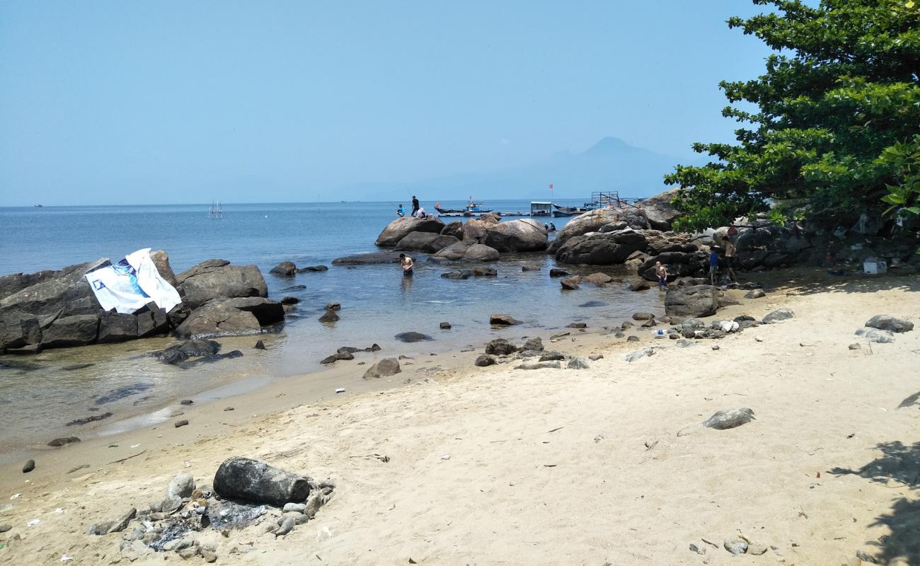 Photo de Black Rock Beach avec sable gris avec roches de surface