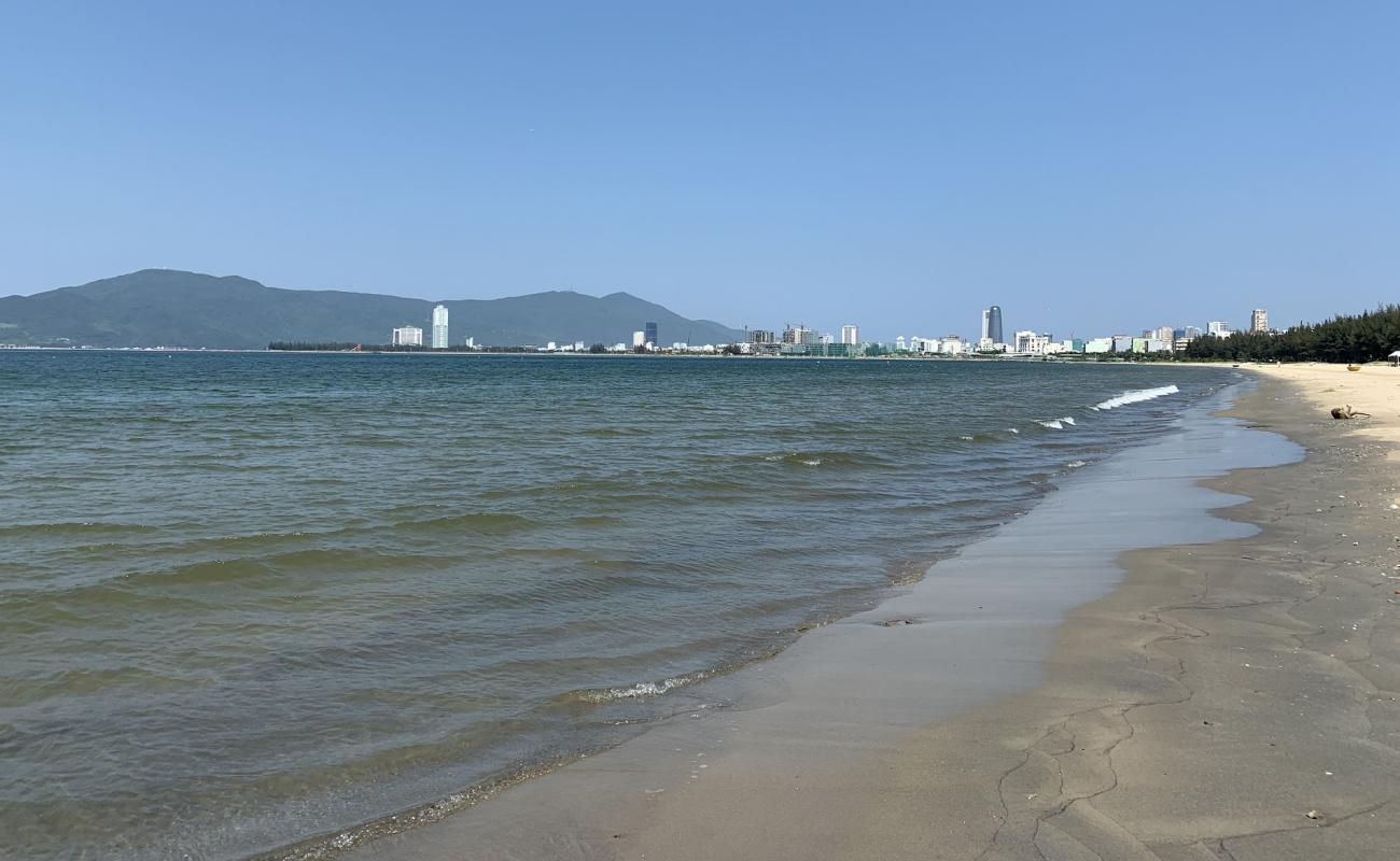 Photo de Nguyen Tat Thanh Beach avec sable beige de surface