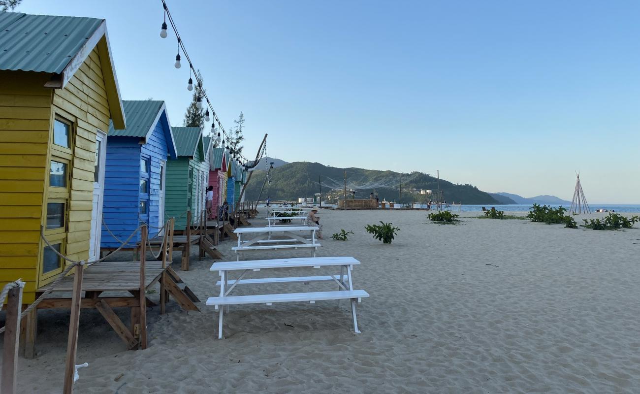 Photo de Kim Lien Beach avec sable beige de surface