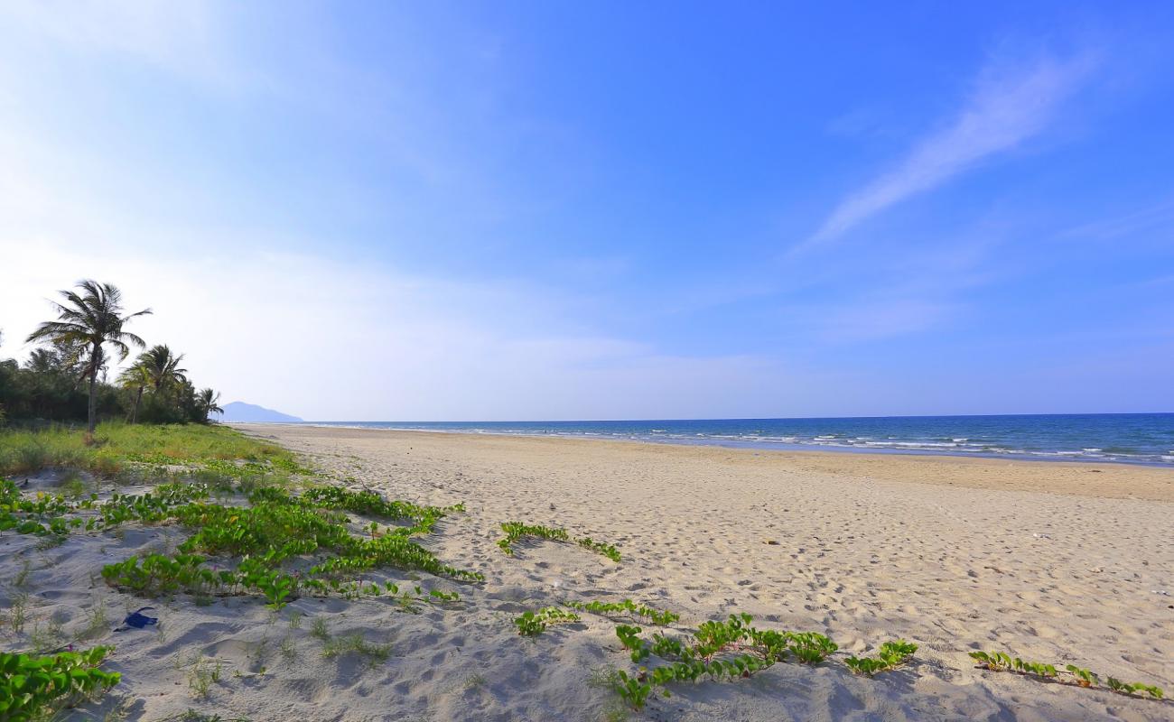 Photo de Lang Co Beach avec sable fin et lumineux de surface