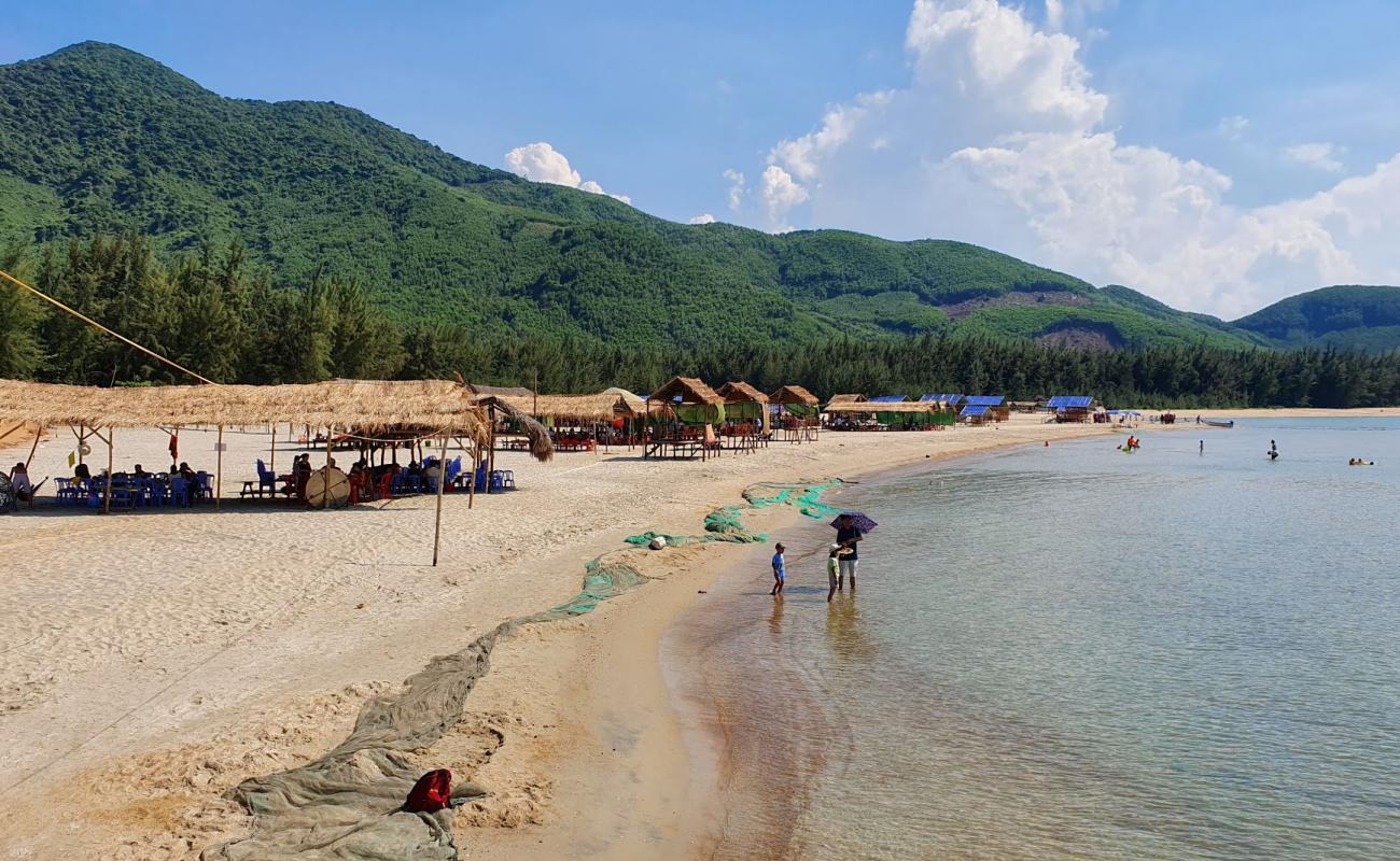 Photo de Loc Binh Beach avec sable lumineux de surface