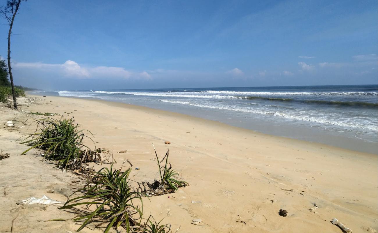 Photo de Vinh Hai Beach avec sable lumineux de surface