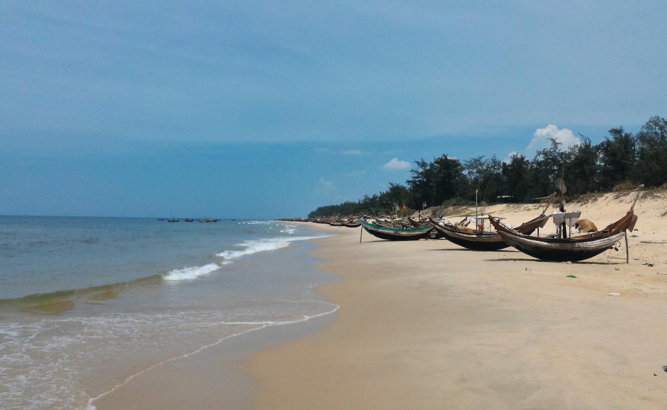 Photo de Thuan Hai Beach avec sable beige de surface
