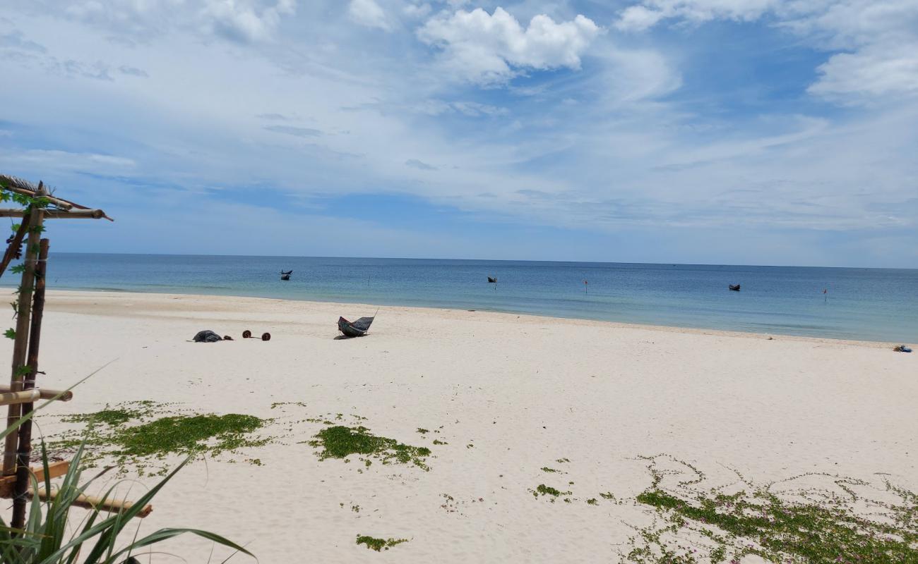 Photo de Vinh Thai Beach avec sable fin et lumineux de surface