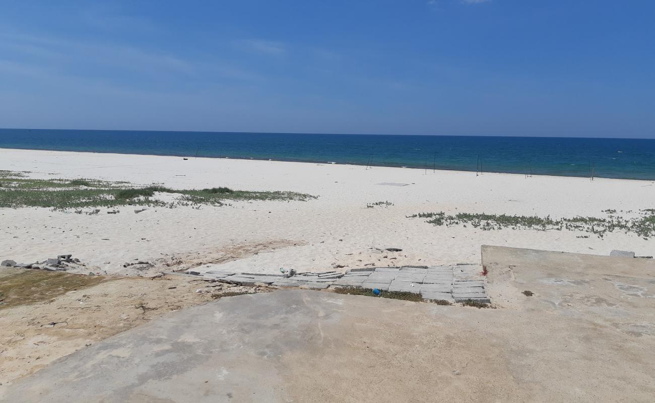 Photo de Le Thuy Beach avec sable blanc de surface