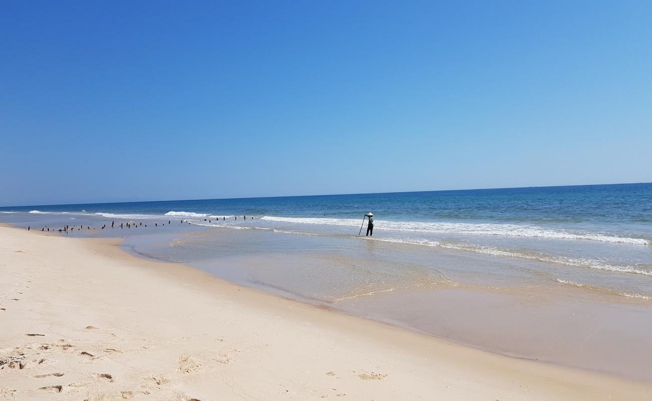 Photo de Bao Ninh Beach avec sable fin et lumineux de surface