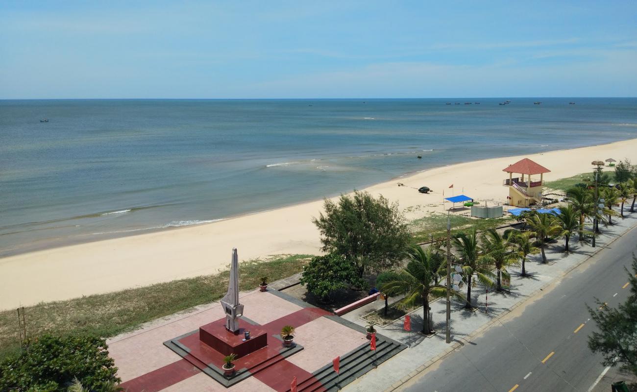 Photo de Nhat Le Beach avec sable lumineux de surface