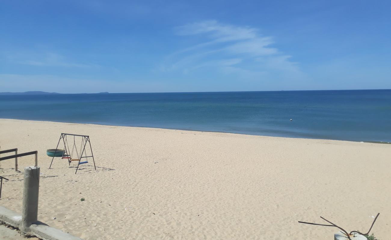 Photo de Quang Tho Beach avec sable beige de surface