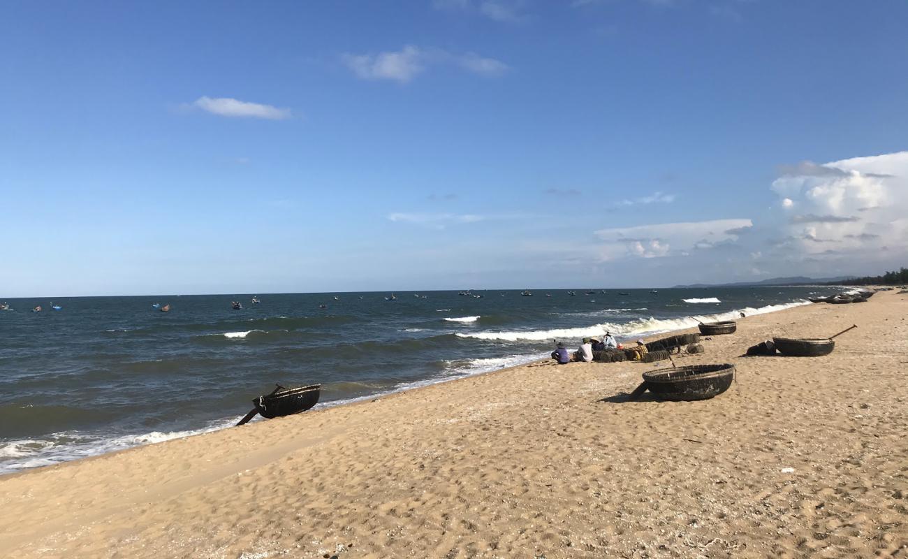 Photo de Xuan Hoa beach avec sable beige de surface