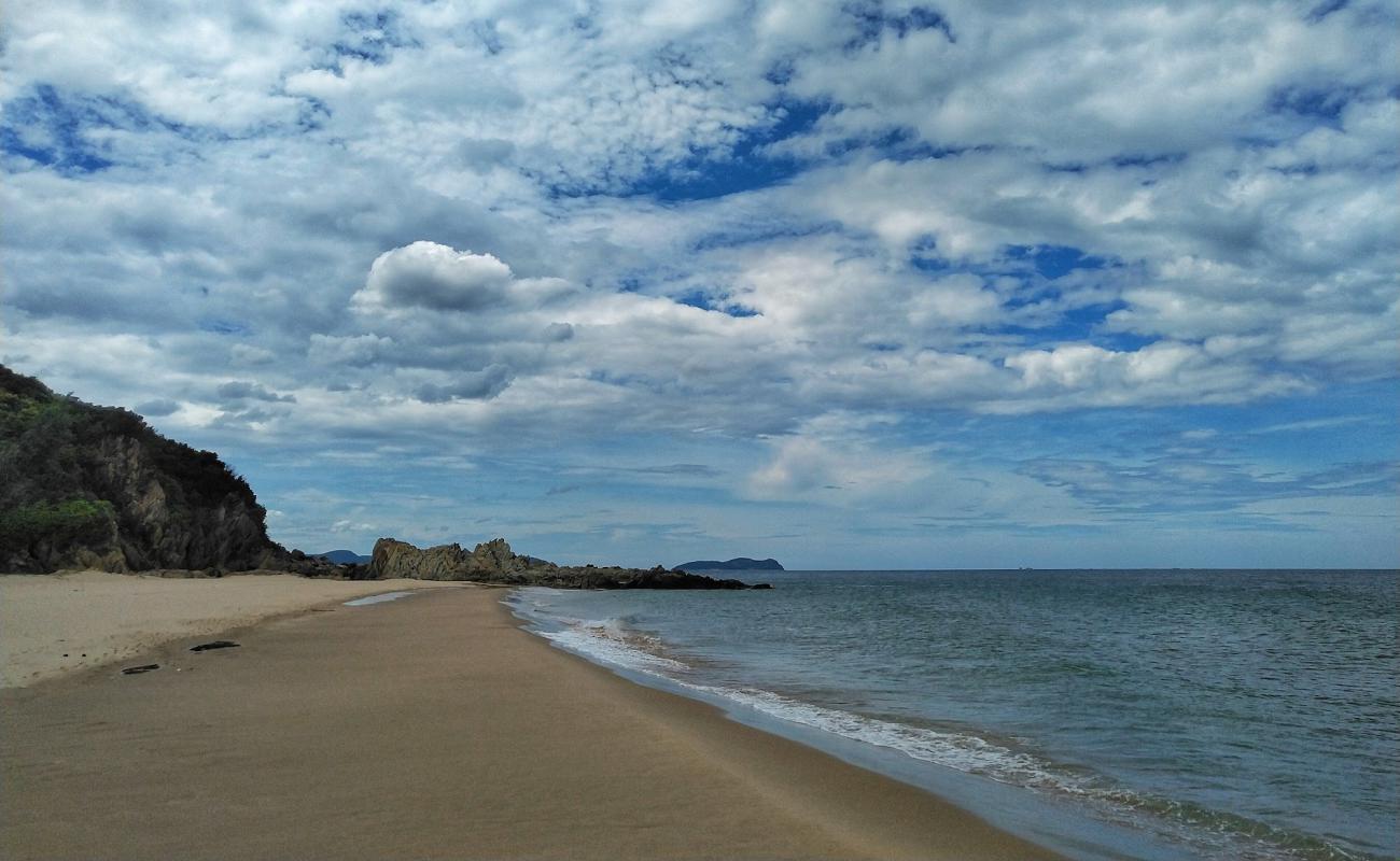 Photo de Khu Tuong stone beach avec sable lumineux de surface