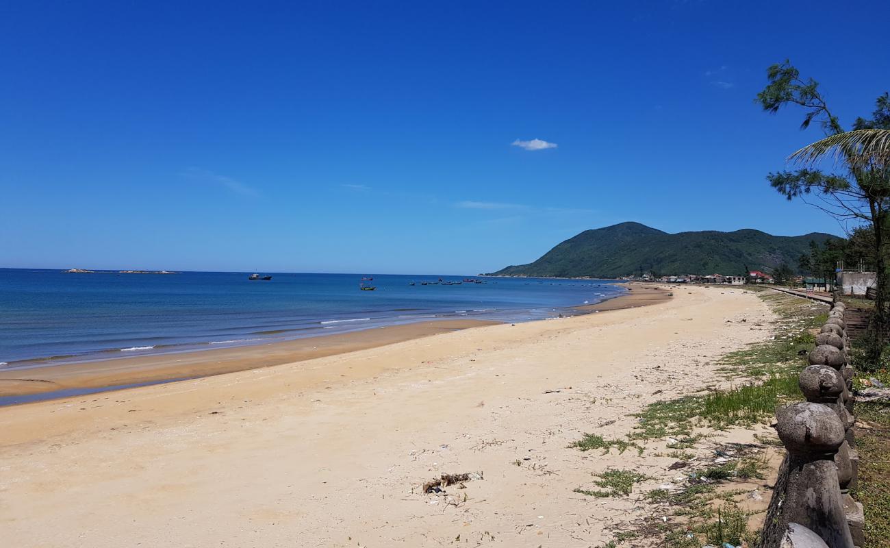 Photo de Thien Cam Beach avec sable beige de surface