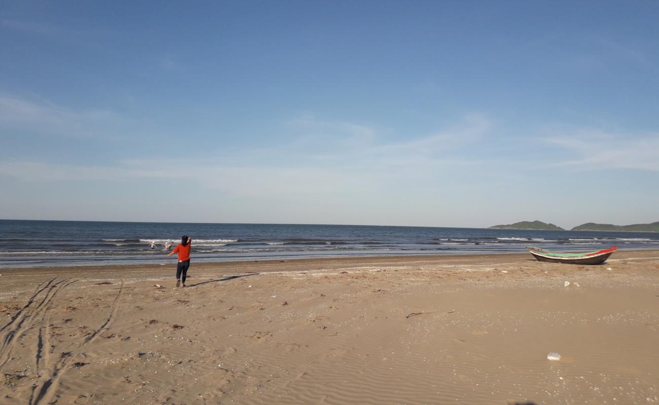 Photo de Sea Xuan Hai avec sable beige de surface
